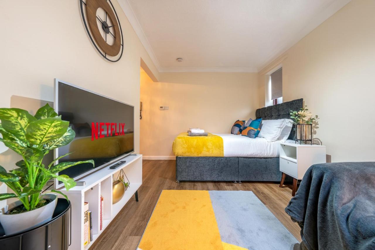 Grange Studio Apartment - Heathrow Staines-upon-Thames Exteriör bild
