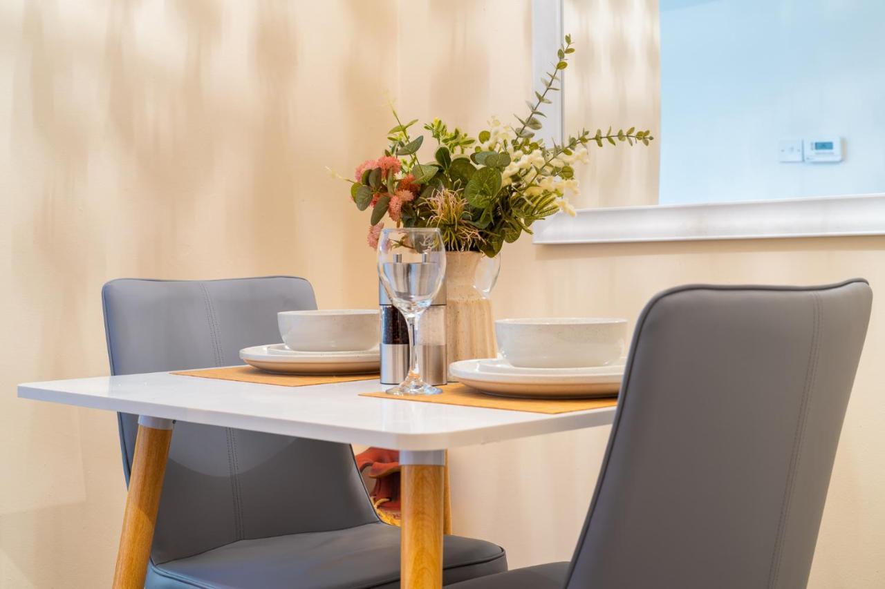 Grange Studio Apartment - Heathrow Staines-upon-Thames Exteriör bild