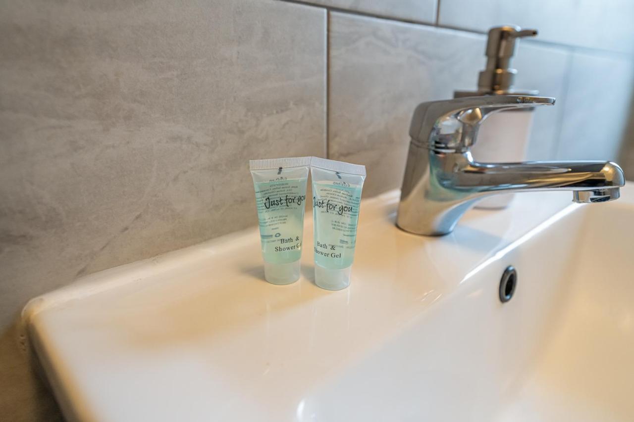 Grange Studio Apartment - Heathrow Staines-upon-Thames Exteriör bild