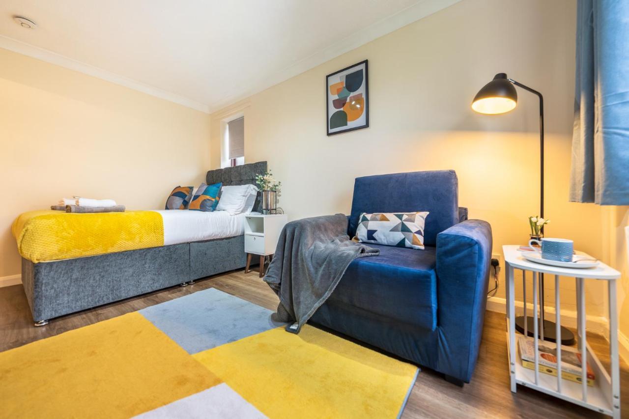 Grange Studio Apartment - Heathrow Staines-upon-Thames Exteriör bild
