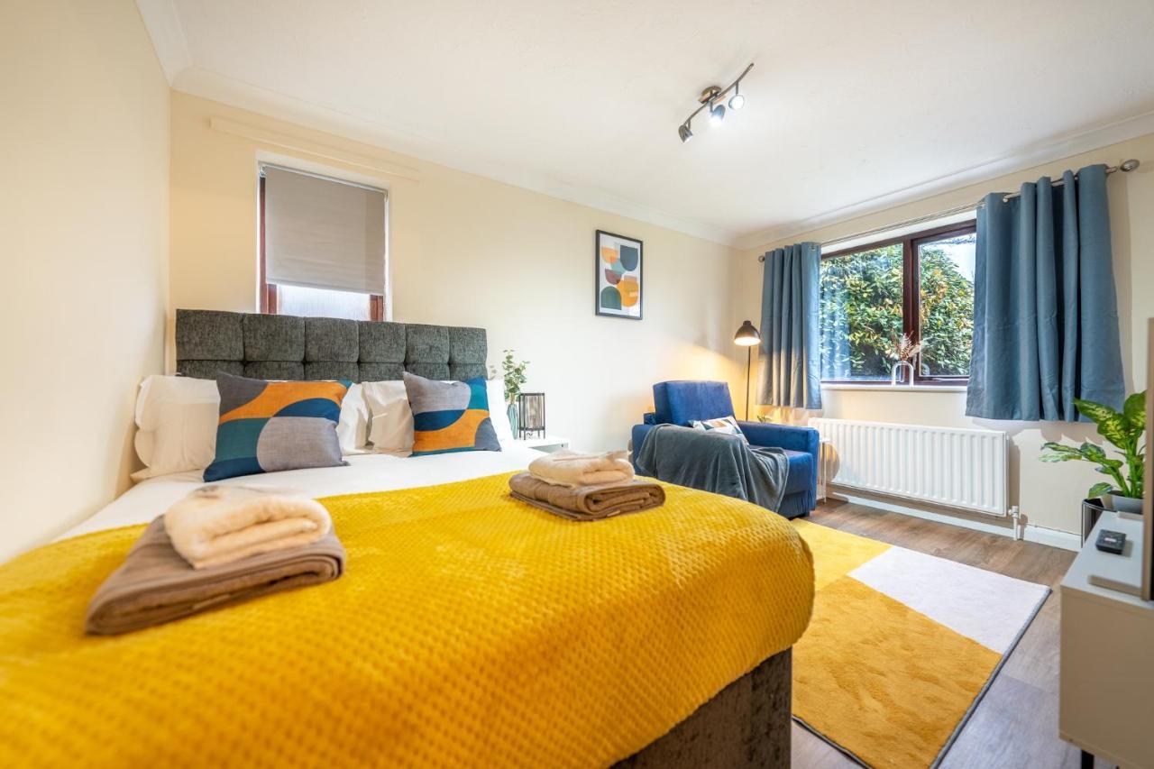 Grange Studio Apartment - Heathrow Staines-upon-Thames Exteriör bild