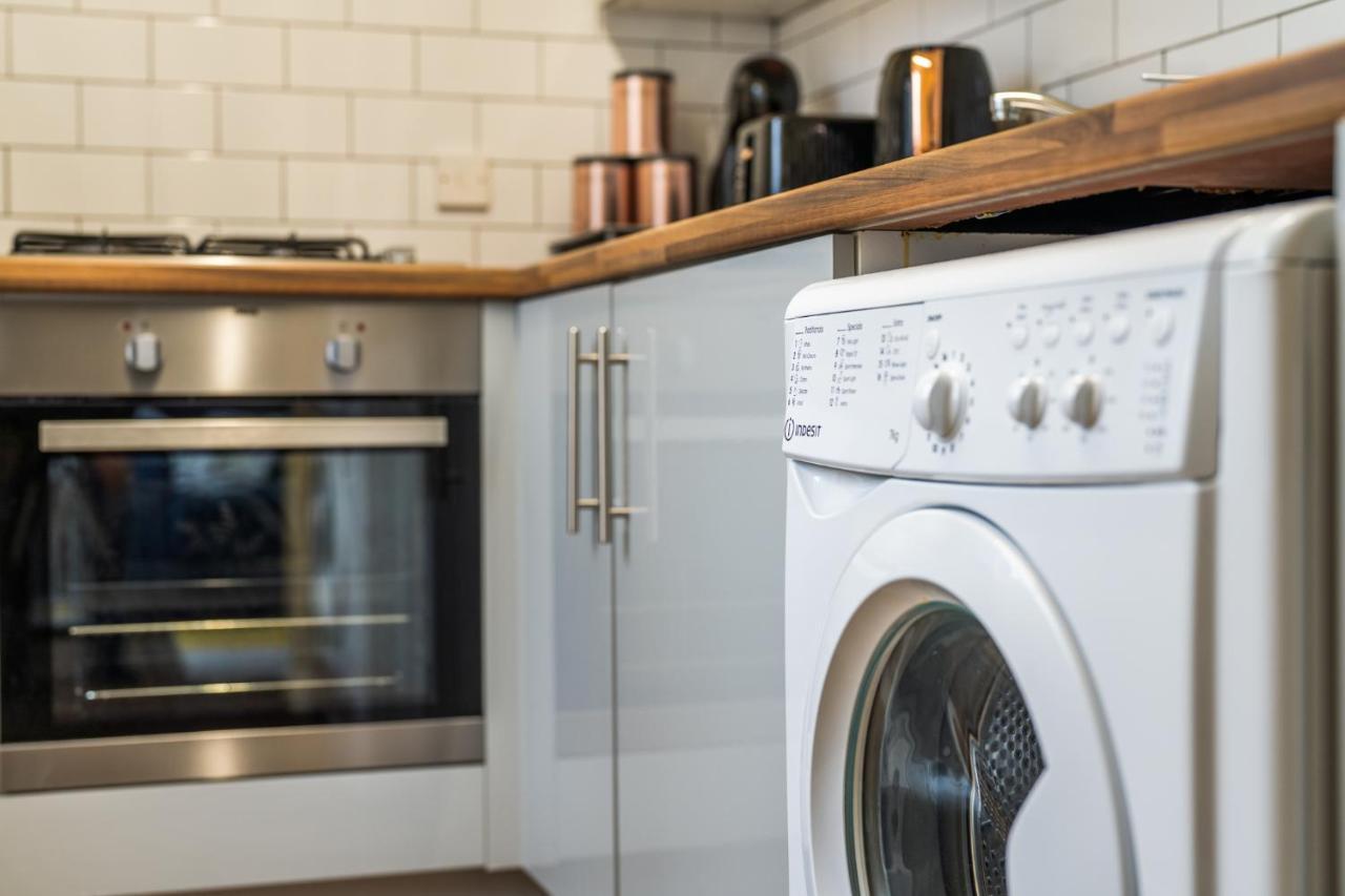 Grange Studio Apartment - Heathrow Staines-upon-Thames Exteriör bild