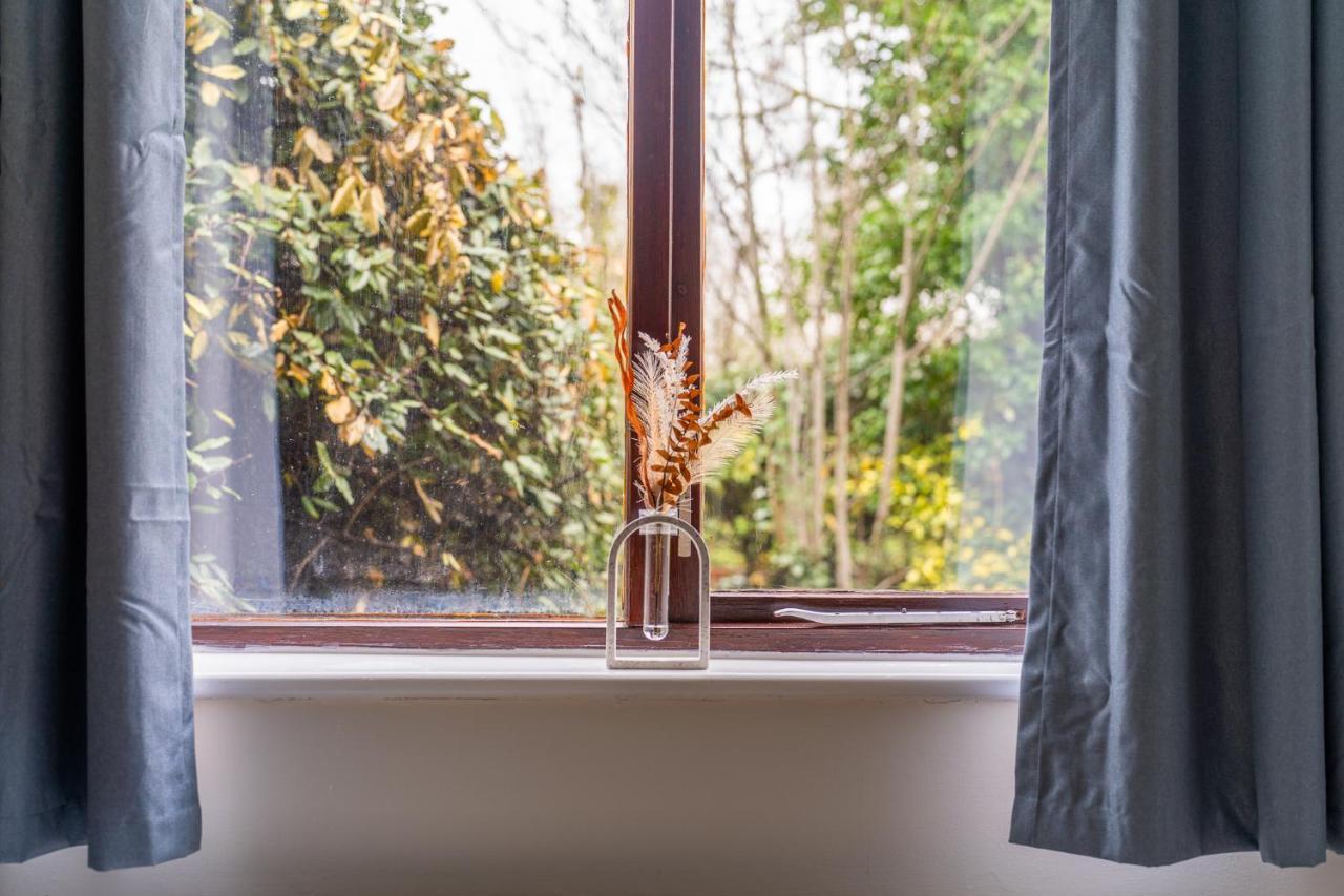 Grange Studio Apartment - Heathrow Staines-upon-Thames Exteriör bild