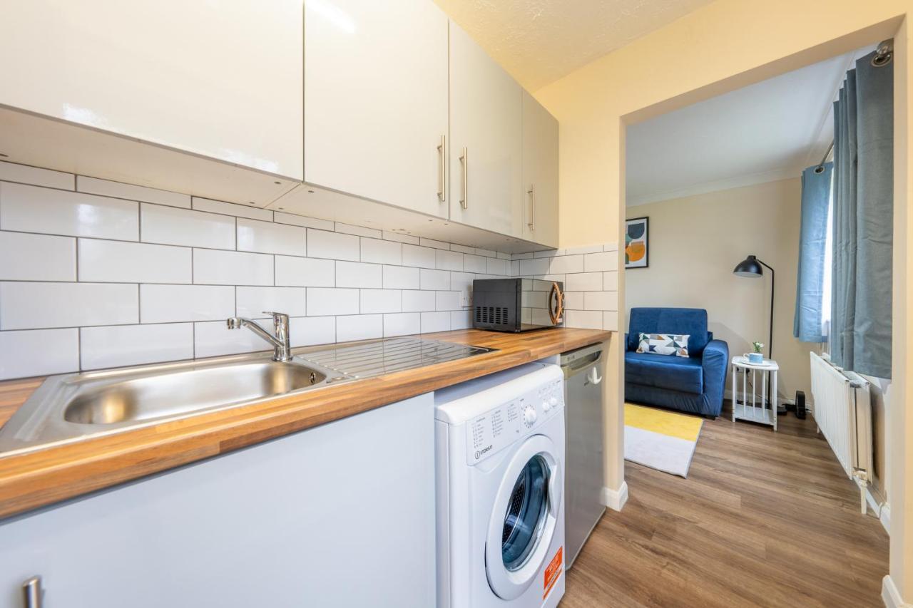 Grange Studio Apartment - Heathrow Staines-upon-Thames Exteriör bild